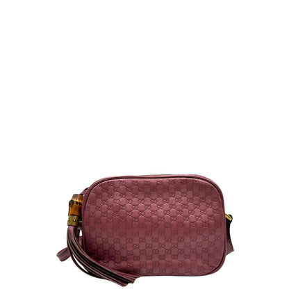 Front di una tracolla Gucci Microguccissima in color rosa metallizzato, con nappa decorativa con dettaglio bambù