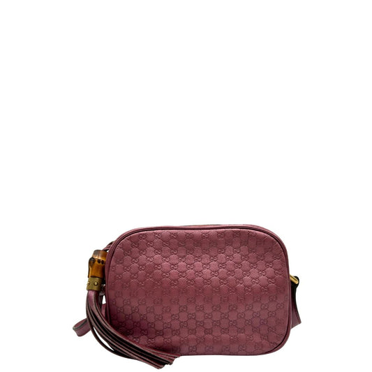 Front di una tracolla Gucci Microguccissima in color rosa metallizzato, con nappa decorativa con dettaglio bambù