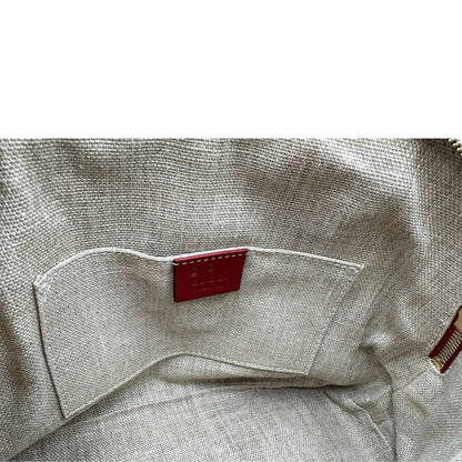 Interno di una tracolla Gucci Microguccissima in color rosso ciliegia, con metalleria dorata, usata, originale, second hand, in ottime condizioni.