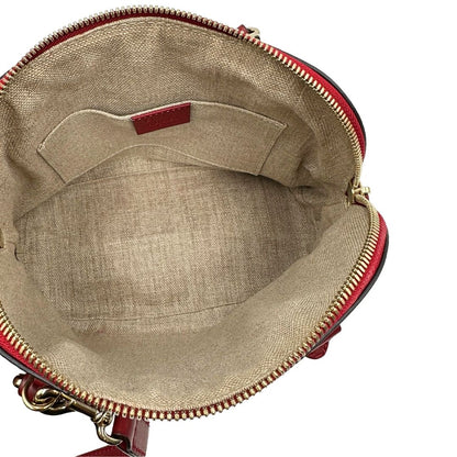 Interno di una tracolla Gucci Microguccissima in color rosso ciliegia, con metalleria dorata, usata, originale, second hand, in ottime condizioni.