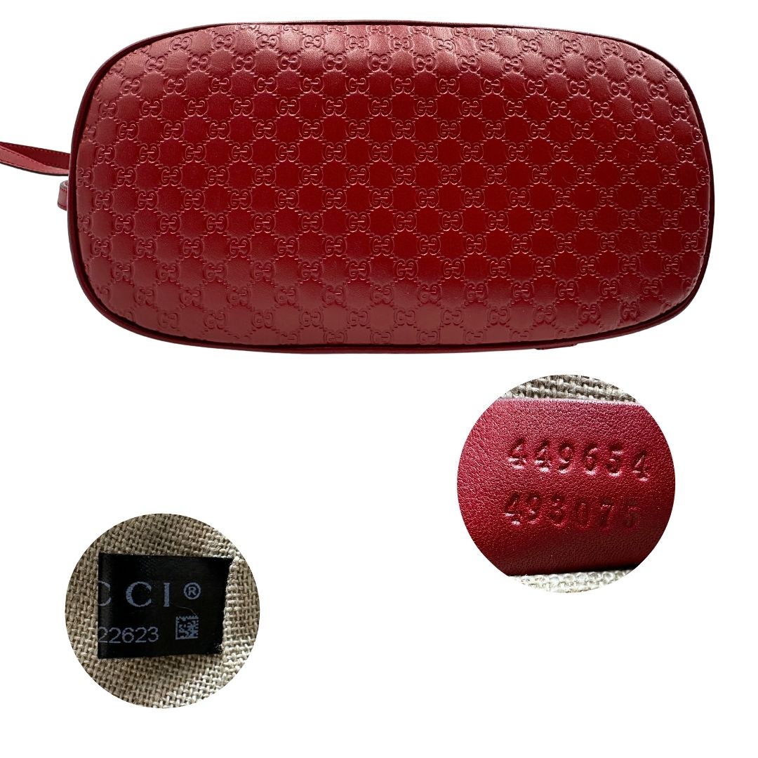 Base e codici di una tracolla Gucci Microguccissima in color rosso ciliegia, con metalleria dorata, usata, originale, second hand, in ottime condizioni.