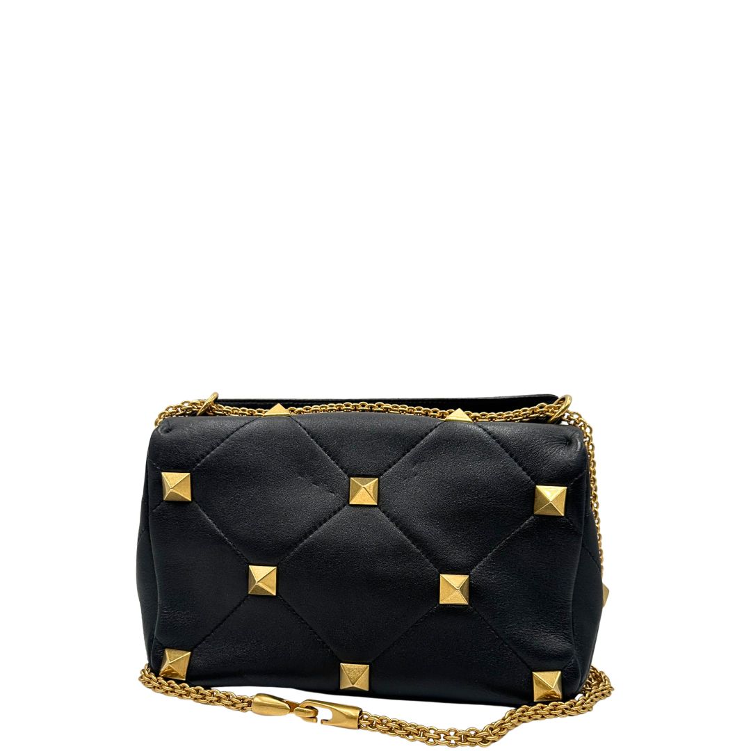 retro Borsa V.G. in pelle nera impreziosita da iconiche borchie piramidali dorate, di lusso, originale, ottime condizioni, usata. 