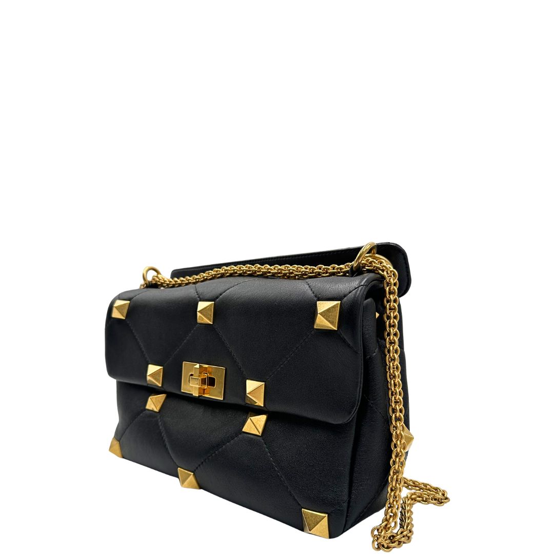 lato Borsa V.G. in pelle nera impreziosita da iconiche borchie piramidali dorate, di lusso, originale, ottime condizioni, usata. 