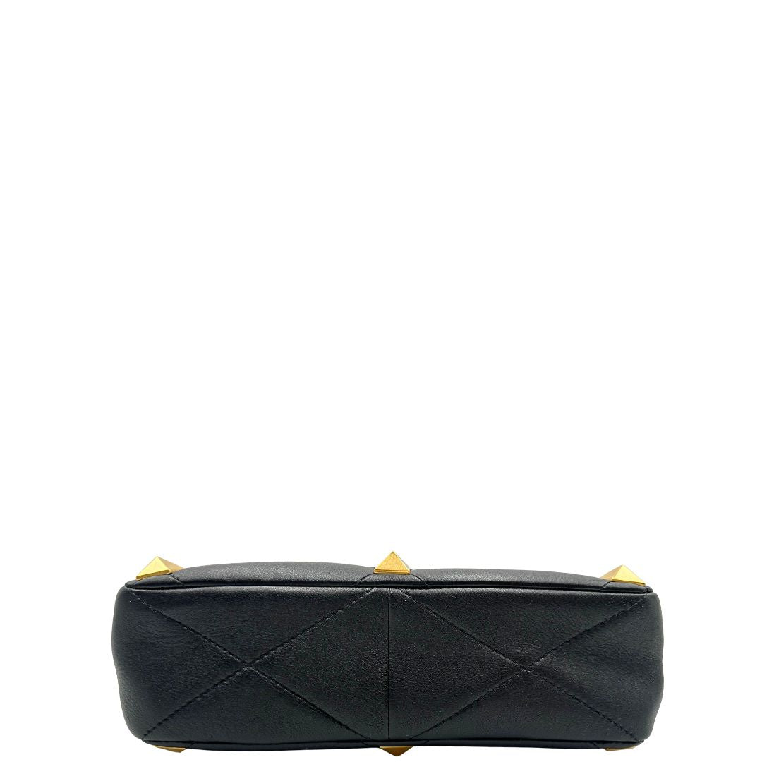 base Borsa V.G. in pelle nera impreziosita da iconiche borchie piramidali dorate, di lusso, originale, ottime condizioni, usata. 