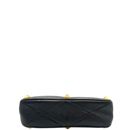 base Borsa V.G. in pelle nera impreziosita da iconiche borchie piramidali dorate, di lusso, originale, ottime condizioni, usata. 