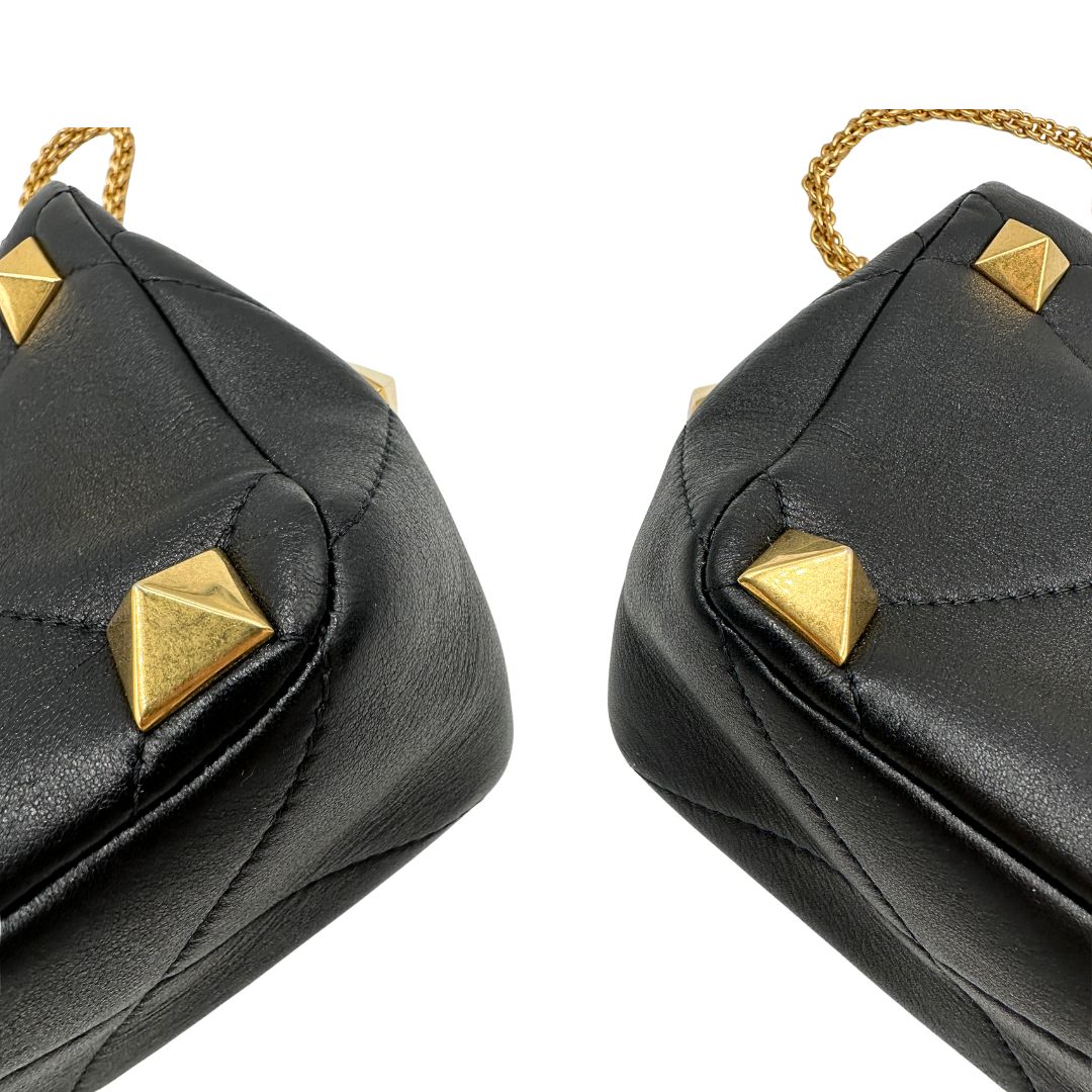 angoli Borsa V.G. in pelle nera impreziosita da iconiche borchie piramidali dorate, di lusso, originale, ottime condizioni, usata. 