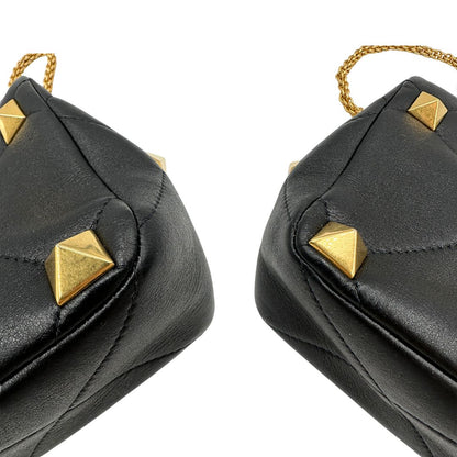 angoli Borsa V.G. in pelle nera impreziosita da iconiche borchie piramidali dorate, di lusso, originale, ottime condizioni, usata. 