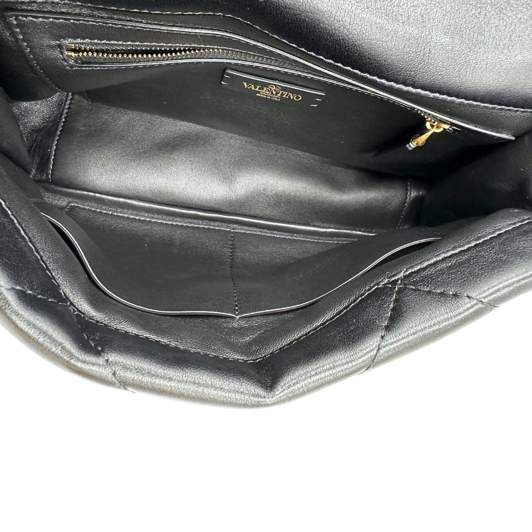 interno Borsa V.G. in pelle nera impreziosita da iconiche borchie piramidali dorate, di lusso, originale, ottime condizioni, usata. 