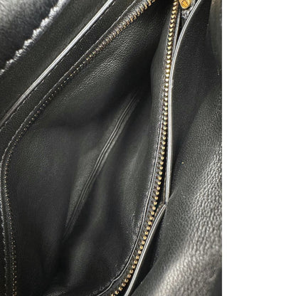 interno Borsa V.G. in pelle nera impreziosita da iconiche borchie piramidali dorate, di lusso, originale, ottime condizioni, usata. 