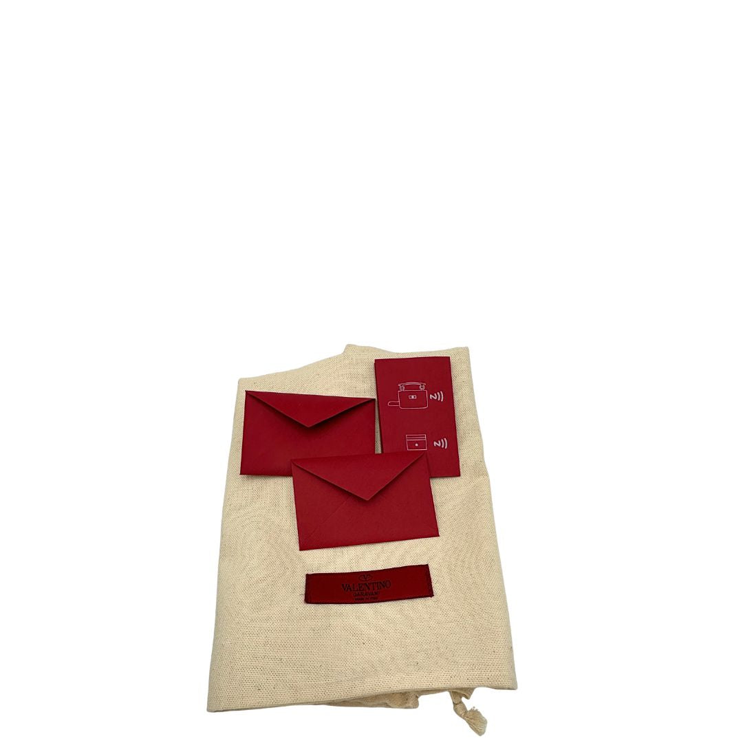 dustbag Borsa V.G. in pelle nera impreziosita da iconiche borchie piramidali dorate, di lusso, originale, ottime condizioni, usata.