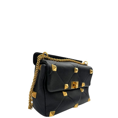 lato Borsa V.G. in pelle nera impreziosita da iconiche borchie piramidali dorate, di lusso, originale, ottime condizioni, usata. 