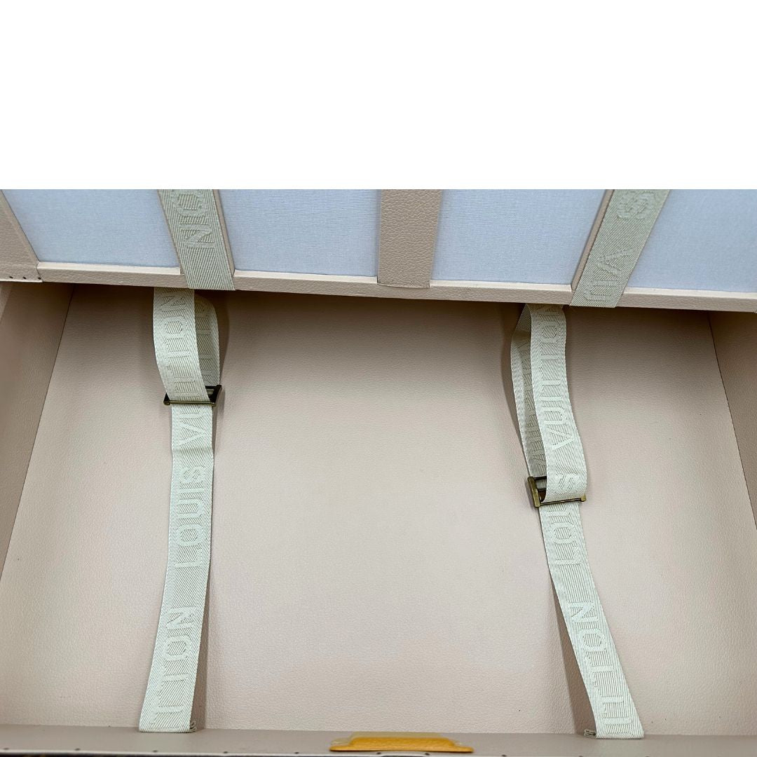 interno Valigia Alzer 70 in canvas monogram, munita di un accessorio porta address amovibile, di lusso, originale, ottime condizioni, usata. 
