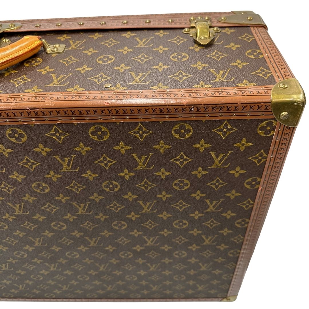 lato Valigia Alzer 70 in canvas monogram, munita di un accessorio porta address amovibile, di lusso, originale, ottime condizioni, usata. 