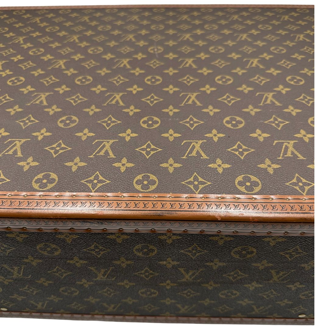 lato Valigia Alzer 70 in canvas monogram, munita di un accessorio porta address amovibile, di lusso, originale, ottime condizioni, usata. 