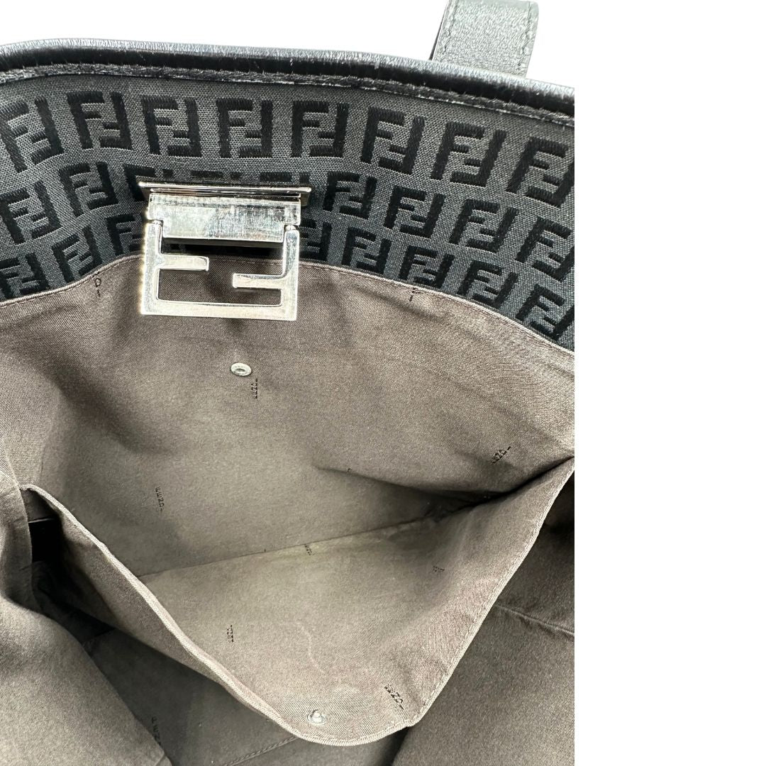 interno cTote Fendi nera con trama Zucchino, di lusso, originale, ottime condizioni, usata.