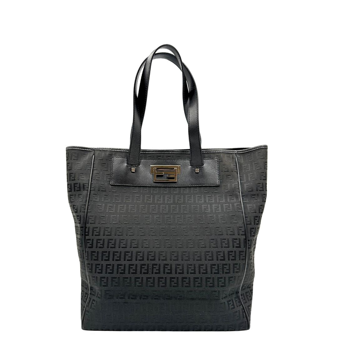 front Tote Fendi nera con trama Zucchino, di lusso, originale, ottime condizioni, usata. 