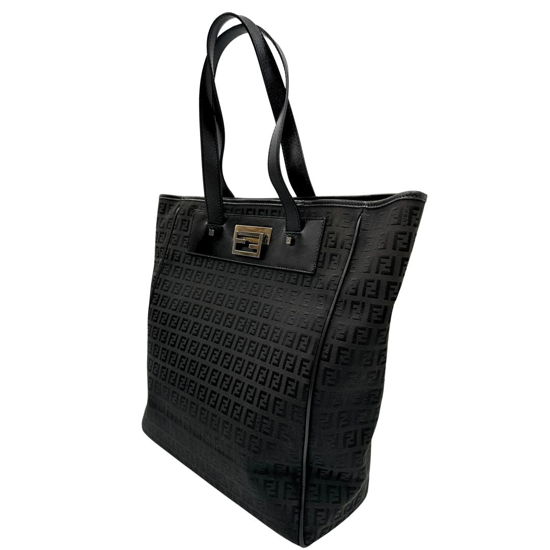 lato Tote Fendi nera con trama Zucchino, di lusso, originale, ottime condizioni, usata. 