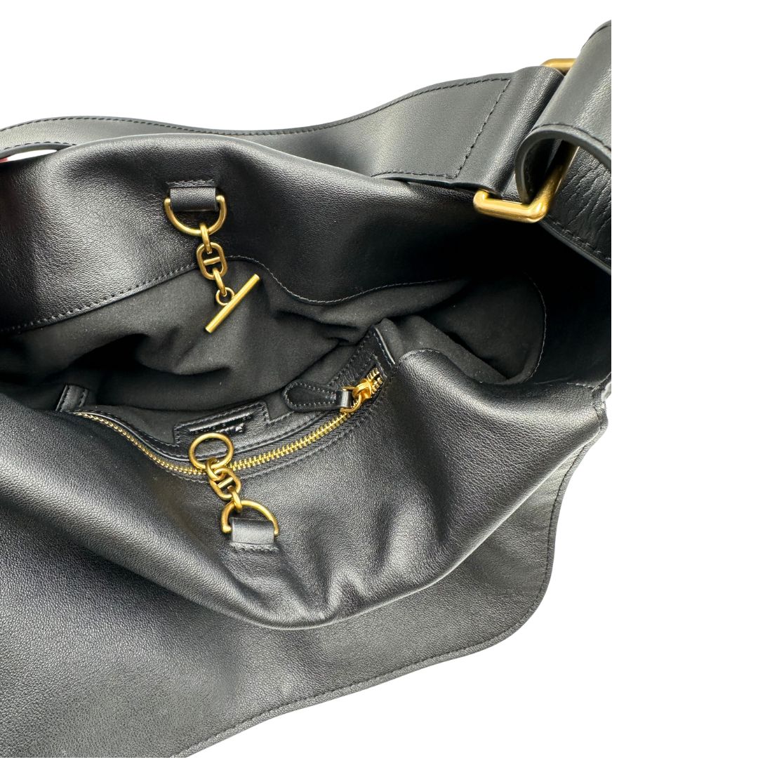 Chiusura, Borsa Pinko realizzata in morbida pelle nera. Originale, usata, di lusso, in ottime condizioni.