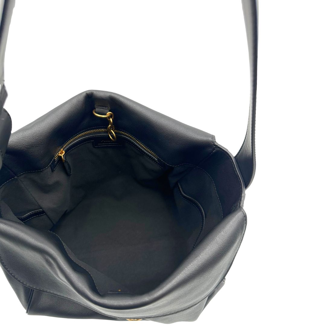 Interno, Borsa Pinko realizzata in morbida pelle nera. Originale, usata, di lusso, in ottime condizioni.
