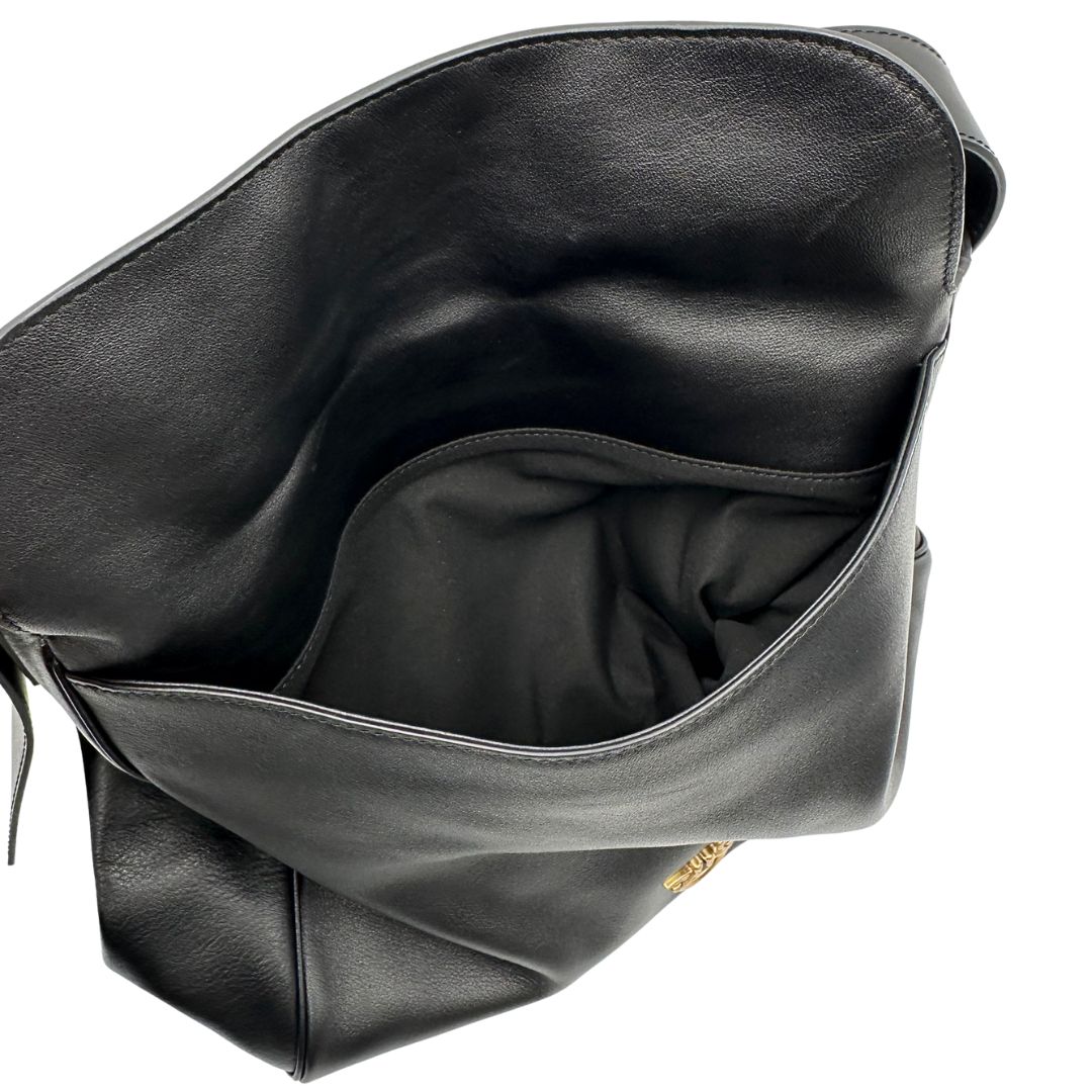 Interno, Borsa Pinko realizzata in morbida pelle nera. Originale, usata, di lusso, in ottime condizioni.