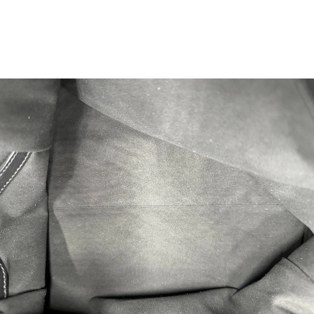 Interno, Borsa Pinko realizzata in morbida pelle nera. Originale, usata, di lusso, in ottime condizioni.