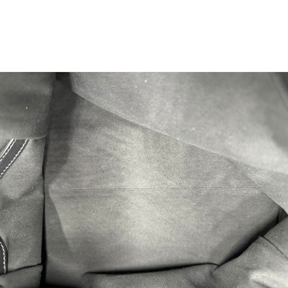 Interno, Borsa Pinko realizzata in morbida pelle nera. Originale, usata, di lusso, in ottime condizioni.