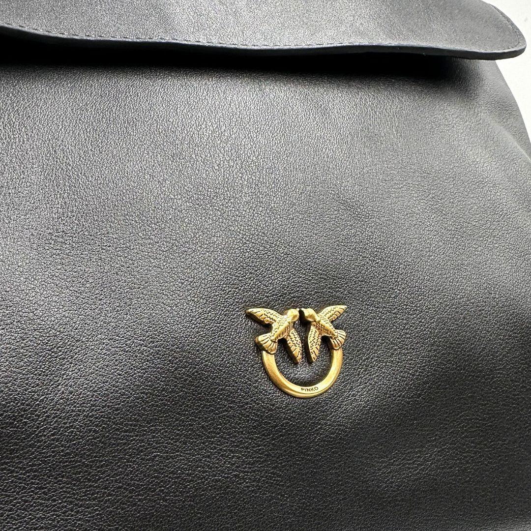 Borsa Pinko realizzata in morbida pelle nera. Originale, usata, di lusso, in ottime condizioni.