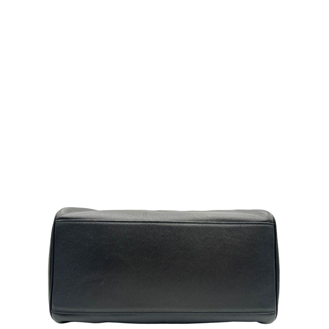 Base, Borsa Pinko realizzata in morbida pelle nera. Originale, usata, di lusso, in ottime condizioni.