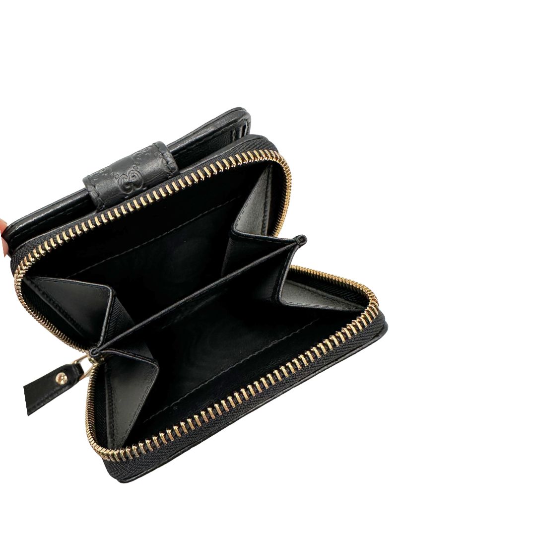 Interno, Portafoglio Gucci in pelle GG nera con hardware dorato. Originale, usato, di lusso, in ottime condizioni.
