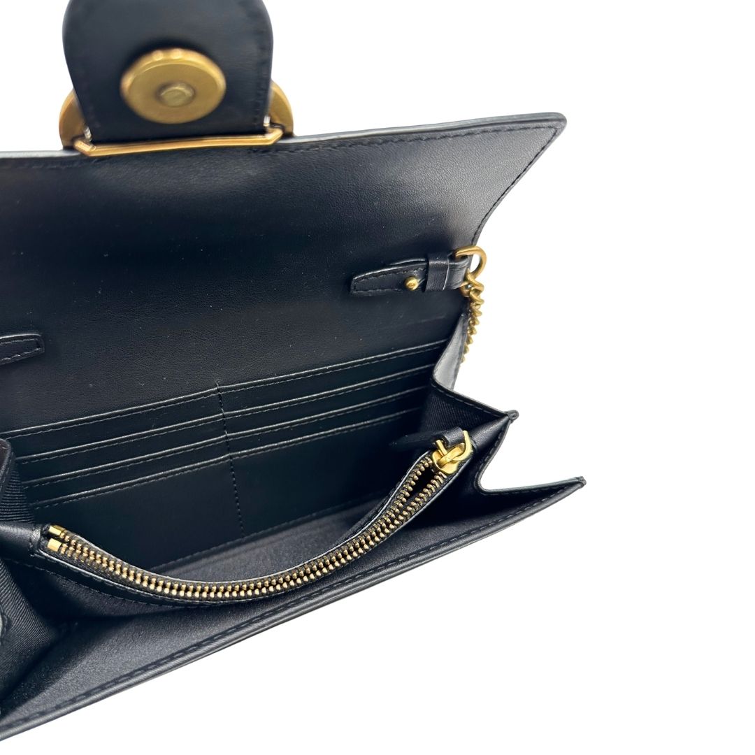 interno Wallet on chain Pinko con tracolla in catena dorata amovibile, di lusso, originale, ottime condizioni, usata. 