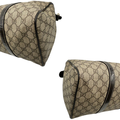 Angoli di un bauletto Gucci Supreme in canvas beige e dettagli in pelle marroni.