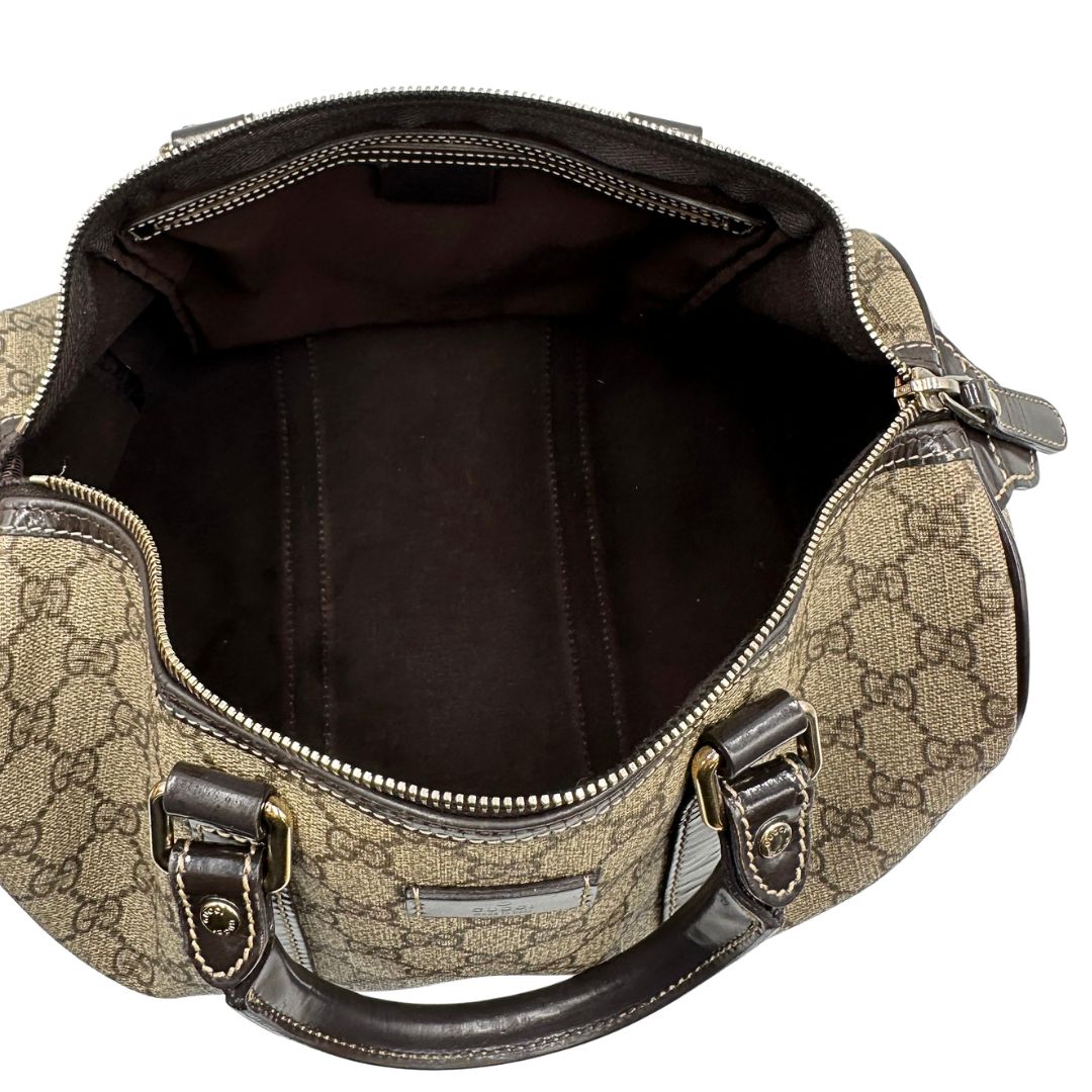 Interno di un bauletto Gucci Supreme in canvas beige e dettagli in pelle marroni.