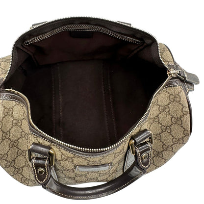 Interno di un bauletto Gucci Supreme in canvas beige e dettagli in pelle marroni.