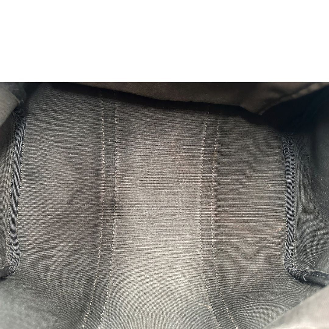 Interno di un bauletto Gucci Supreme in canvas beige e dettagli in pelle marroni.