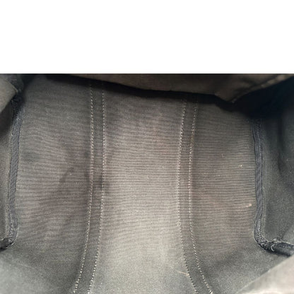 Interno di un bauletto Gucci Supreme in canvas beige e dettagli in pelle marroni.