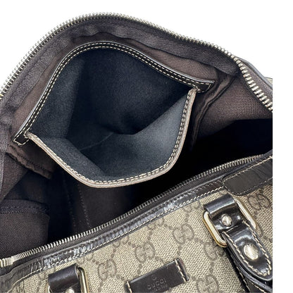 Interno di un bauletto Gucci Supreme in canvas beige e dettagli in pelle marroni.