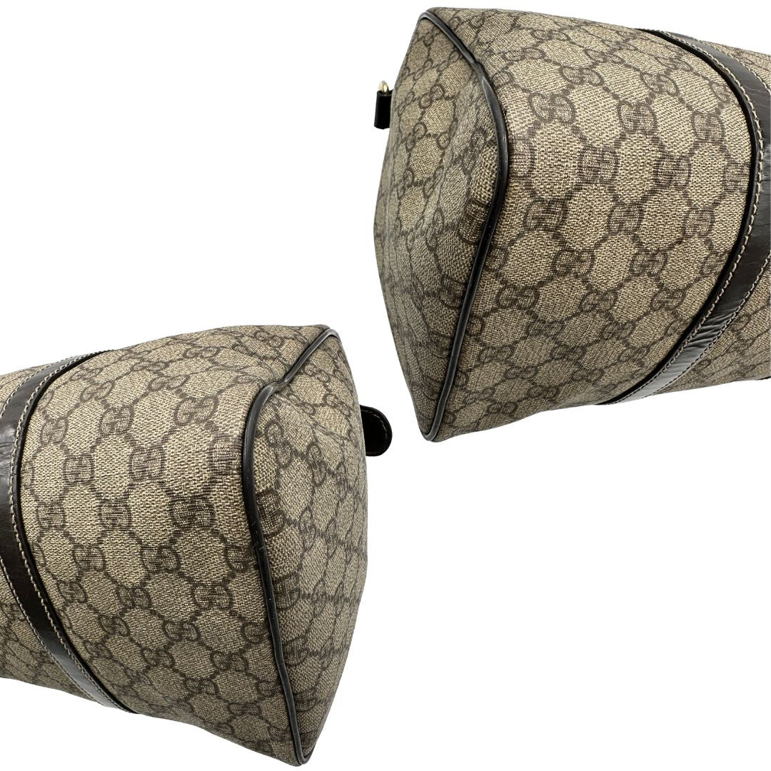 Angoli di un bauletto Gucci Supreme in canvas beige e dettagli in pelle marroni.