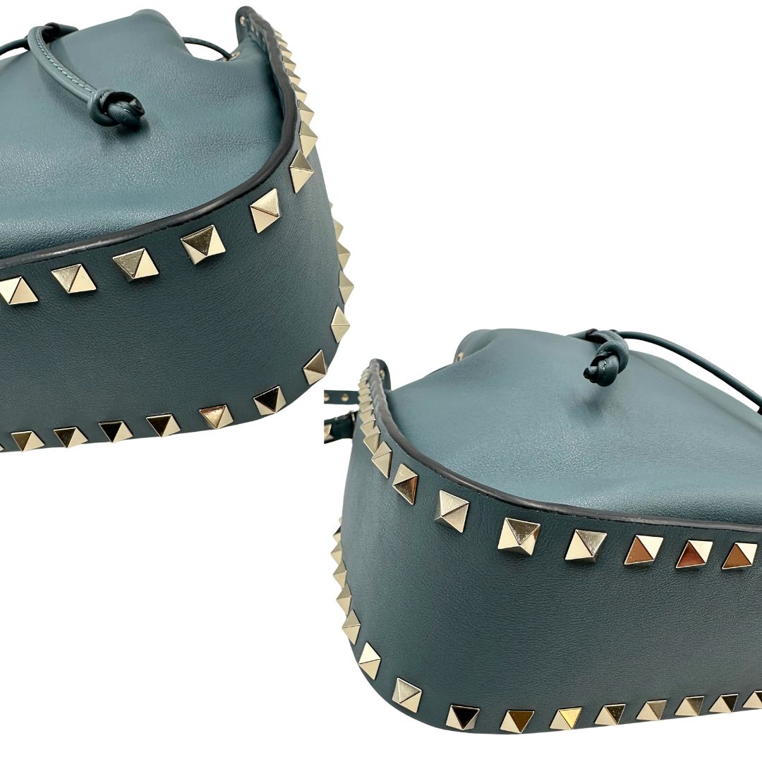 Angoli, L'accessorio iconico Valentino Garavani caratterizzato dal design a secchiello e dalle distintive borchie piramidali. Originale, usata, di lusso, in condizioni eccellenti.