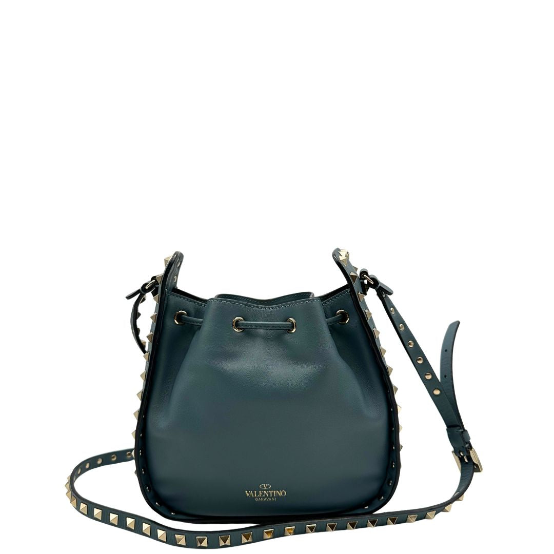 retro,  L'accessorio iconico Valentino Garavani caratterizzato dal design a secchiello e dalle distintive borchie piramidali. Originale, usata, di lusso, in condizioni eccellenti.