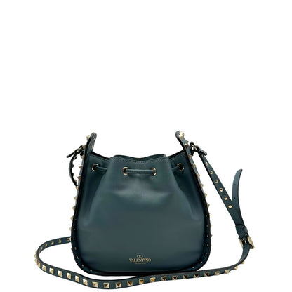 retro,  L'accessorio iconico Valentino Garavani caratterizzato dal design a secchiello e dalle distintive borchie piramidali. Originale, usata, di lusso, in condizioni eccellenti.