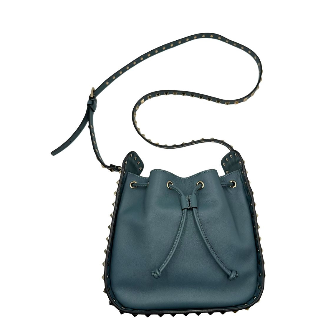 L'accessorio iconico Valentino Garavani caratterizzato dal design a secchiello e dalle distintive borchie piramidali. Originale, usata, di lusso, in condizioni eccellenti.