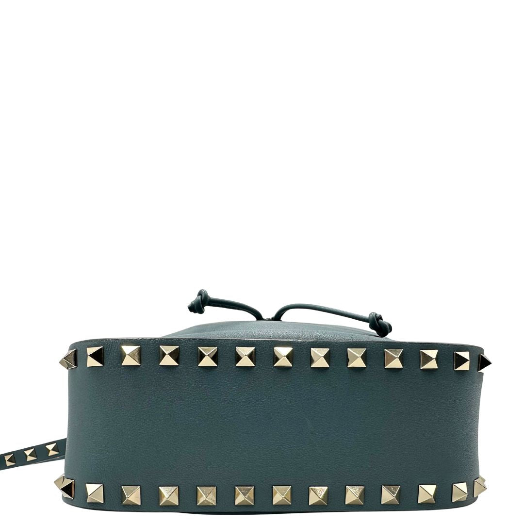 Base, L'accessorio iconico Valentino Garavani caratterizzato dal design a secchiello e dalle distintive borchie piramidali. Originale, usata, di lusso, in condizioni eccellenti.