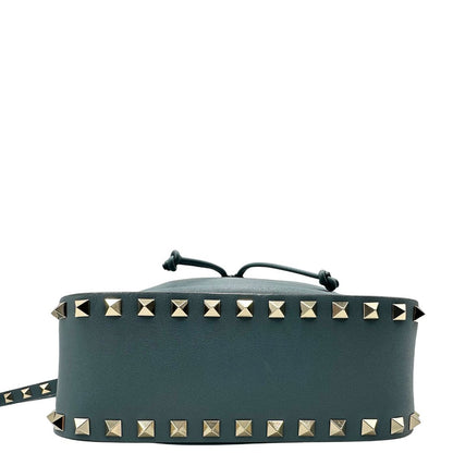 Base, L'accessorio iconico Valentino Garavani caratterizzato dal design a secchiello e dalle distintive borchie piramidali. Originale, usata, di lusso, in condizioni eccellenti.
