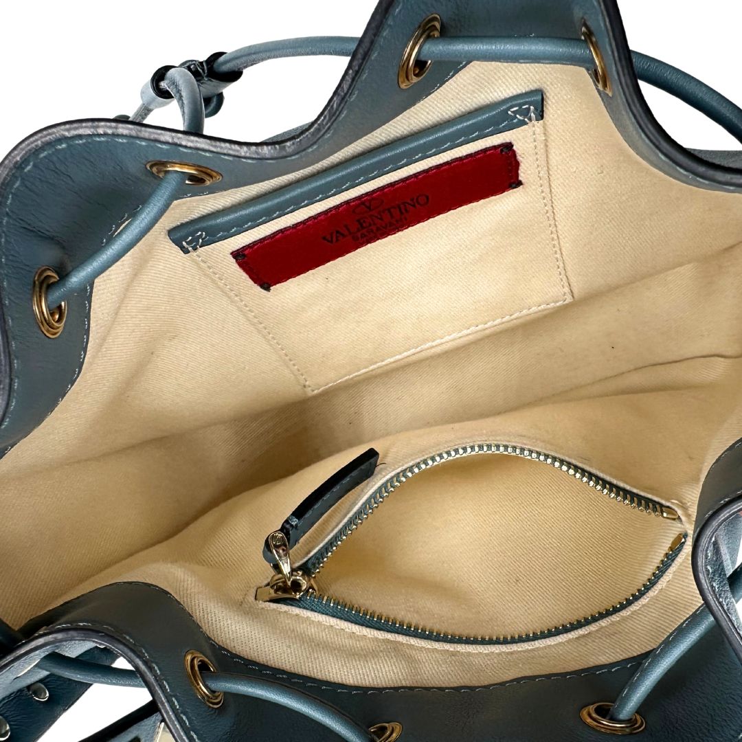 Tasca interna, L'accessorio iconico Valentino Garavani caratterizzato dal design a secchiello e dalle distintive borchie piramidali. Originale, usata, di lusso, in condizioni eccellenti.