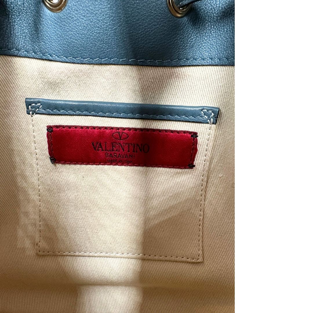 Interno, L'accessorio iconico Valentino Garavani caratterizzato dal design a secchiello e dalle distintive borchie piramidali. Originale, usata, di lusso, in condizioni eccellenti.