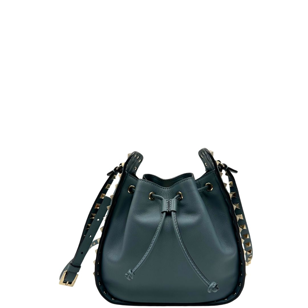 Front, L'accessorio iconico Valentino Garavani caratterizzato dal design a secchiello e dalle distintive borchie piramidali. Originale, usata, di lusso, in condizioni eccellenti.
