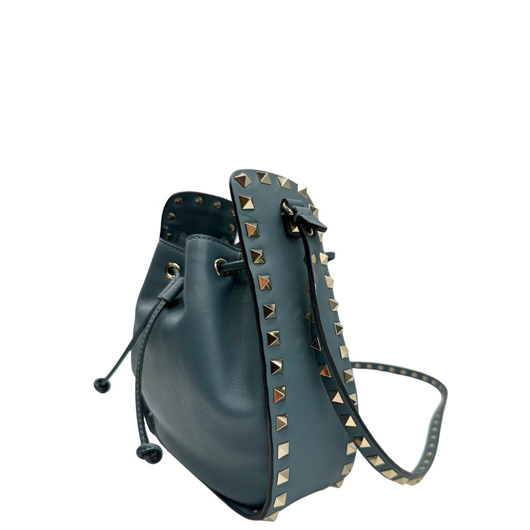 Lato sinistro, L'accessorio iconico Valentino Garavani caratterizzato dal design a secchiello e dalle distintive borchie piramidali. Originale, usata, di lusso, in condizioni eccellenti.