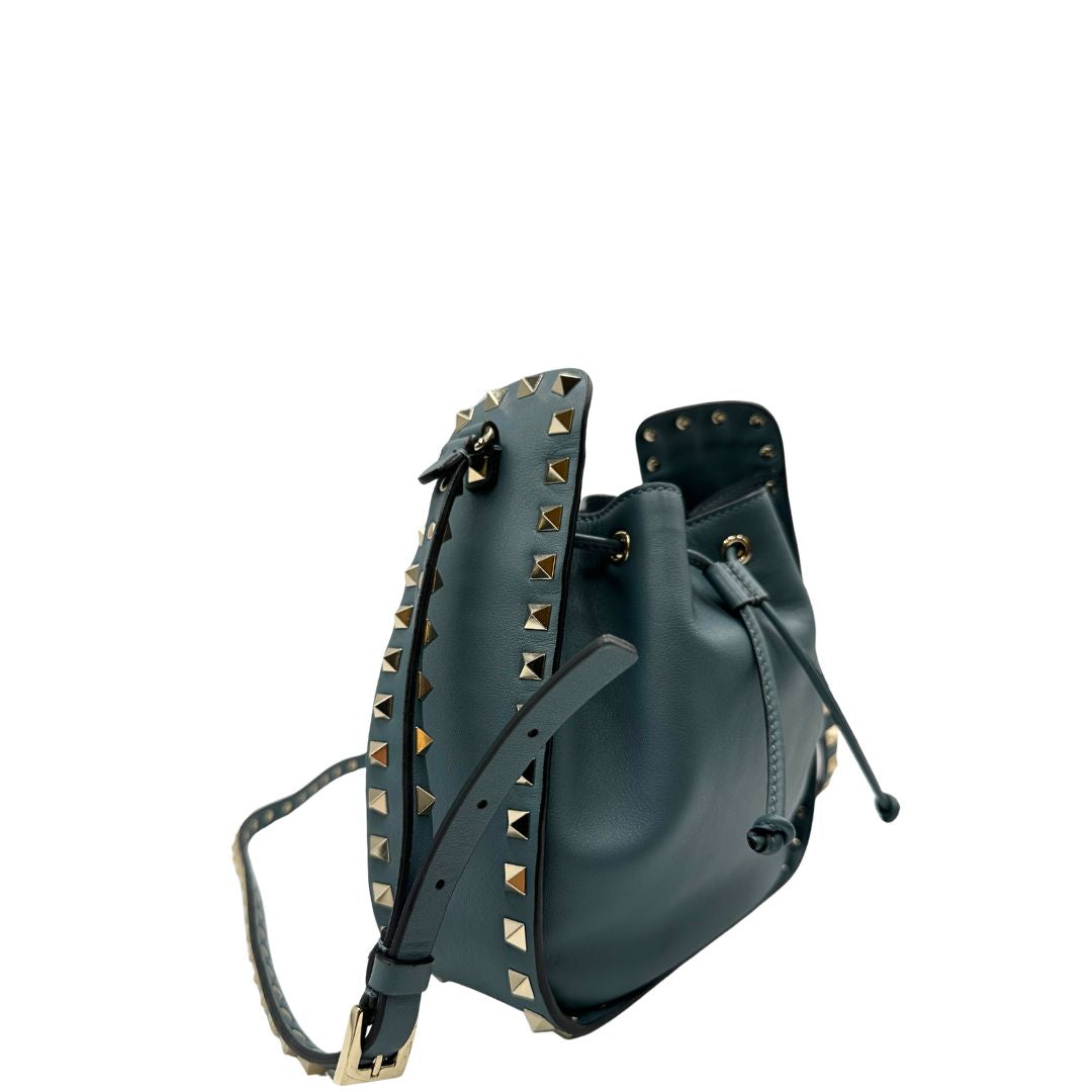 Lato destro, L'accessorio iconico Valentino Garavani caratterizzato dal design a secchiello e dalle distintive borchie piramidali. Originale, usata, di lusso, in condizioni eccellenti.