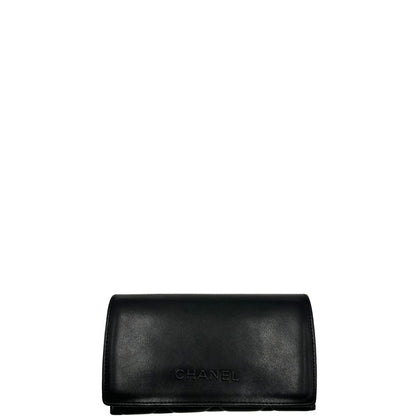 Custodia di un paio di occhiali da sole Chanel dal design quadrato con aste verde petrolio e lenti cangianti, usati, originali, second hand, in ottime condizioni.