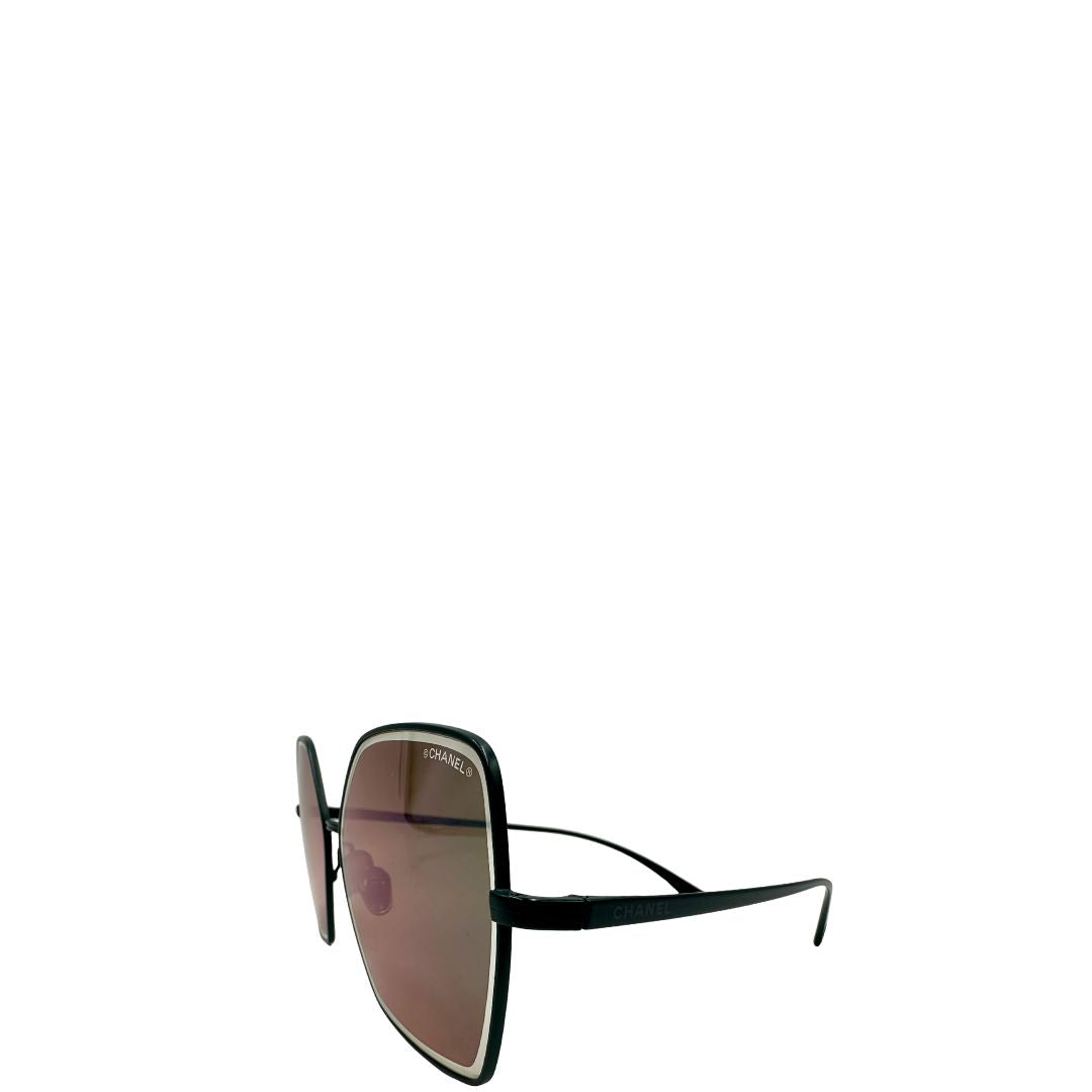 Laterale destro un paio di occhiali da sole Chanel dal design quadrato con aste verde petrolio e lenti cangianti, usati, originali, second hand, in ottime condizioni.